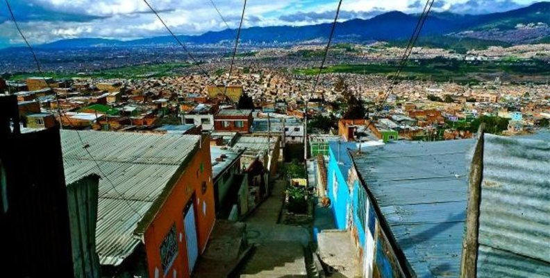 Pobreza en Bogotá Barrios de Bogotá, con casas de lámina
