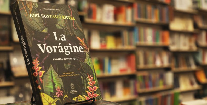 Libro sobre una mesa