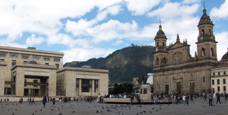 Centro de Bogotá Plaza de Bolívar. Al lado izquierdo se encuentra el Congreso de la República y al derecho La Catedral