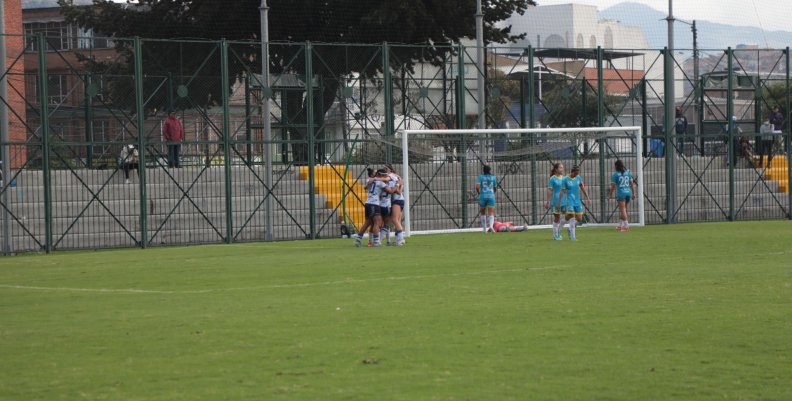 Copa Nottingham Cancha de fútbol con jugadoras de uniforme azul