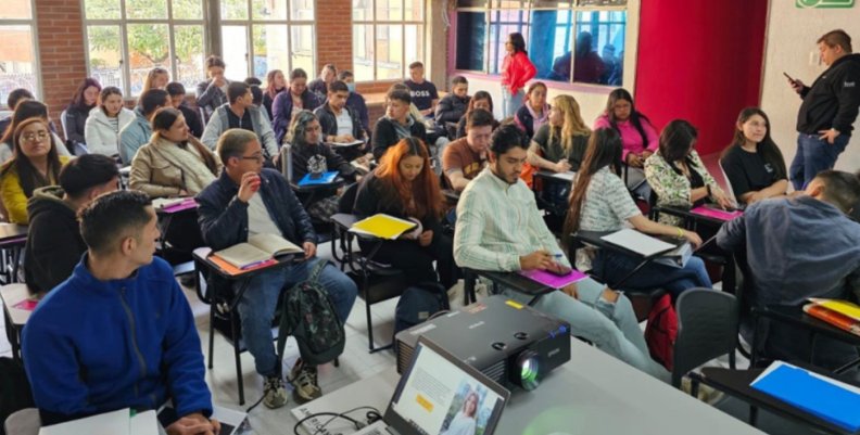 Emprendimiento Un salón de clase lleno de estudiantes