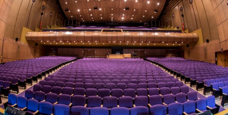 Programa Distrital de Estímulos 2025 Teatro con sillas moradas