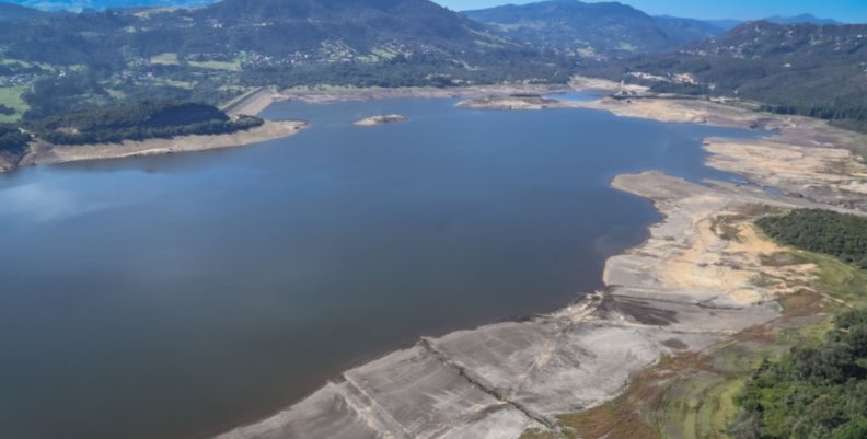 Embalses Cuerpo de agua con tierra a los extremos
