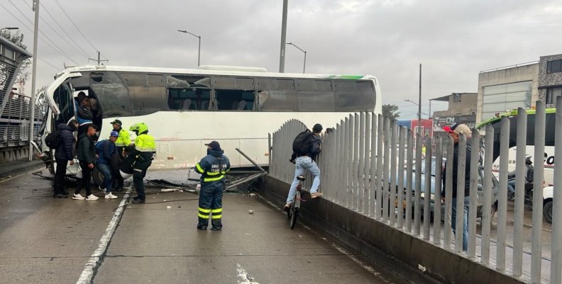 Accidente de tránsito Un bus estrellado sobre una estación de TransMilenio