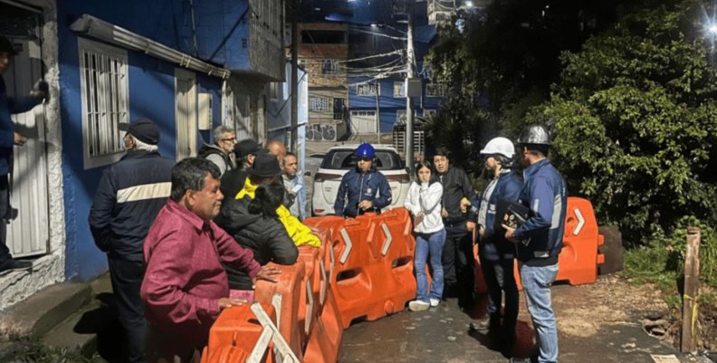 Deslizamientos Ciudad Bolívar Personas reunidas alrededor de un deslizamiento
