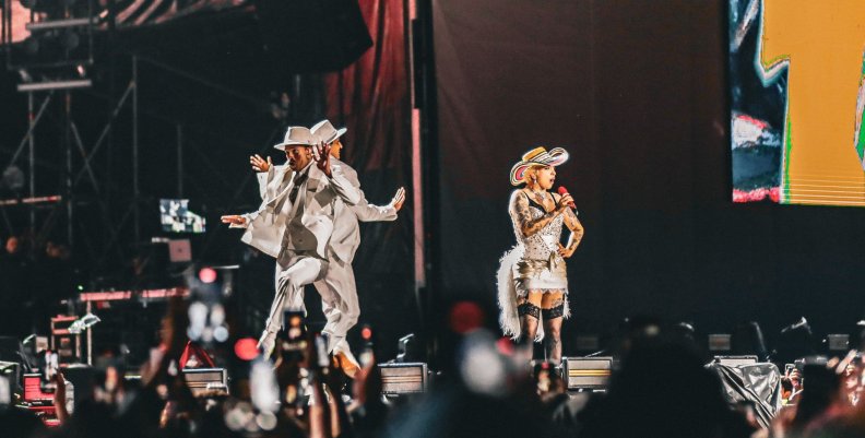 Festival Estéreo Picnic Mujer en una tarima usando un atuendo blanco y un sombrero de Colombia