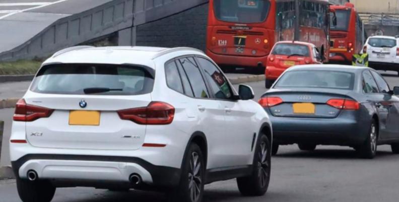 Carros sobre una autopista