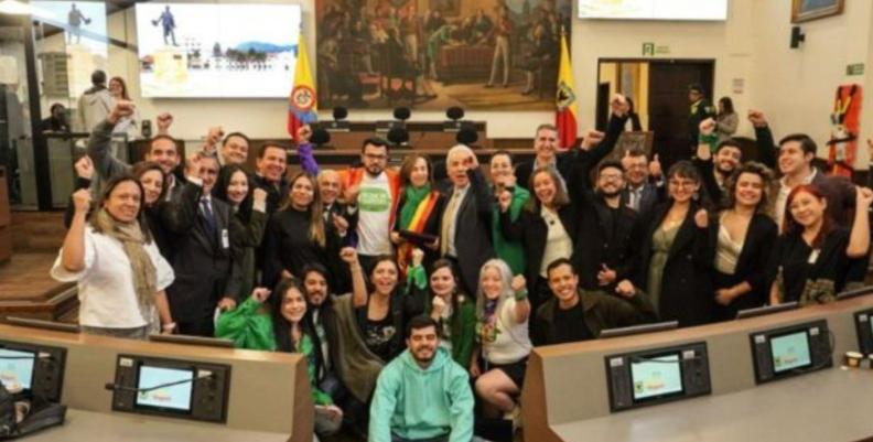 Funcionarios de Profamilia recibiendo la condecoración en el Concejo de Bogotá