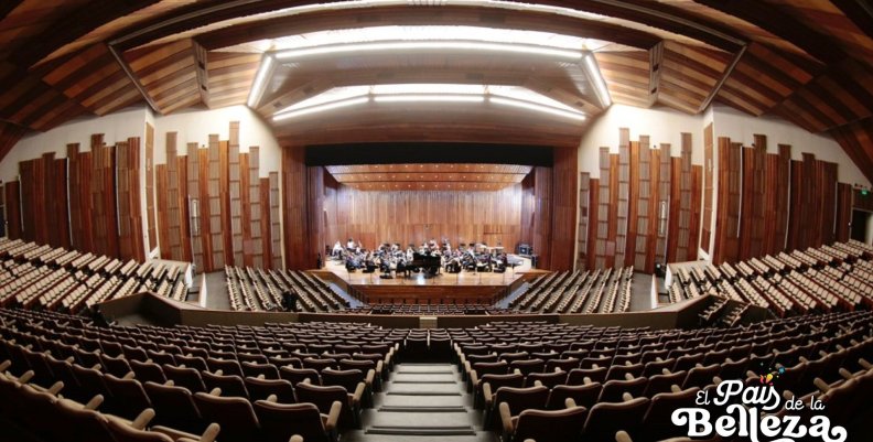 Orquesta Filarmónica en el auditorio León de Greiff.