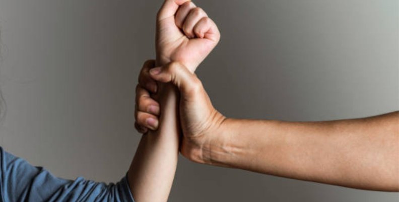 Imagen alusiva al maltrato Alguien toma fuerte el antebrazo de otra persona