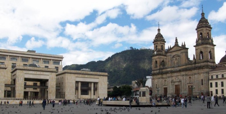 Centro de Bogotá Plaza de Bolívar. Al lado izquierdo se encuentra el Congreso de la República y al derecho La Catedral