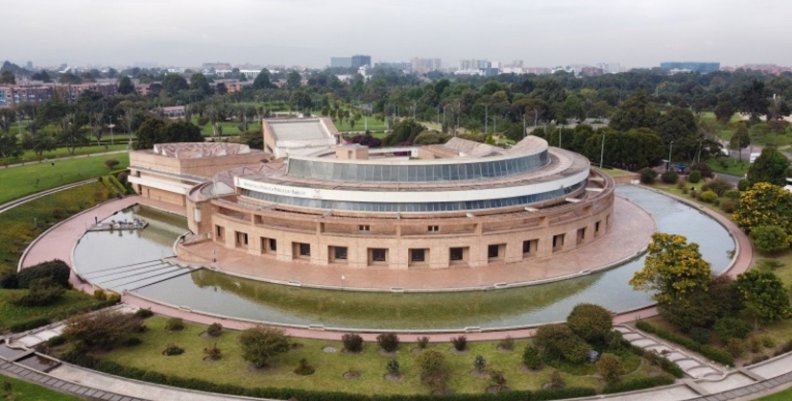 Biblioteca Vista panorámica de una biblioteca color ladrillo con naturaleza alrededor