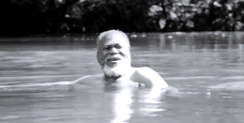 FILBo Hombre bañándose en un río