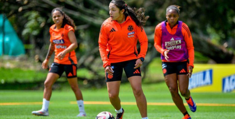 Selección Colombia Femenina Tres mujeres vistiendo uniformes naranjas