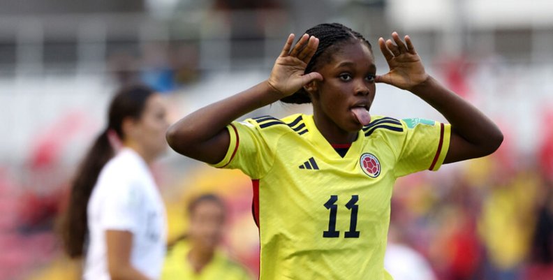 Linda Caicedo Jugadora de fútbol con uniforme amarillo