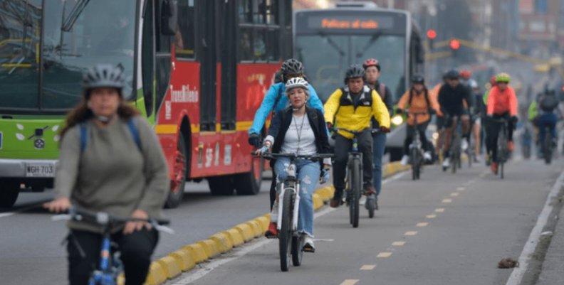 Una ciclovía llena de persona montando en bicicleta Día sin Carro en Bogotá