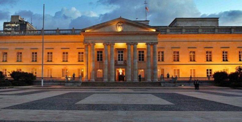 Fotografía de referencia: Casa de Nariño | Tomado de Presidencia. Casa de Nariño: una casa blanca con un porche en el centro sostenido por columnas blancas