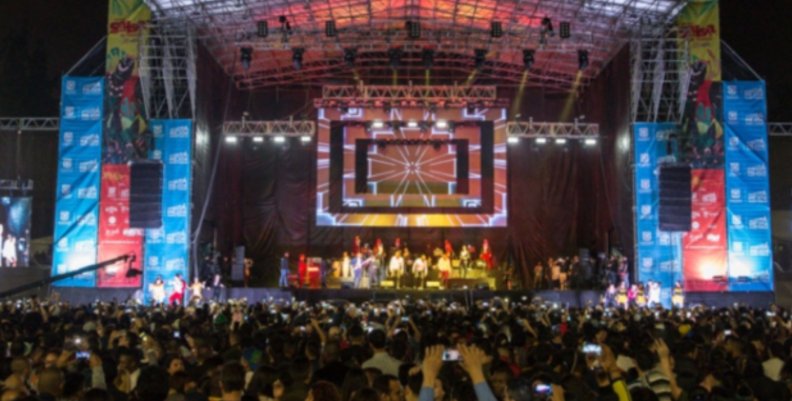 El Festival Salsa al Parque será el 3 y 4 de junio en el Parque Simón Bolívar. Tarima de conciertos con una multitud de personas en frente