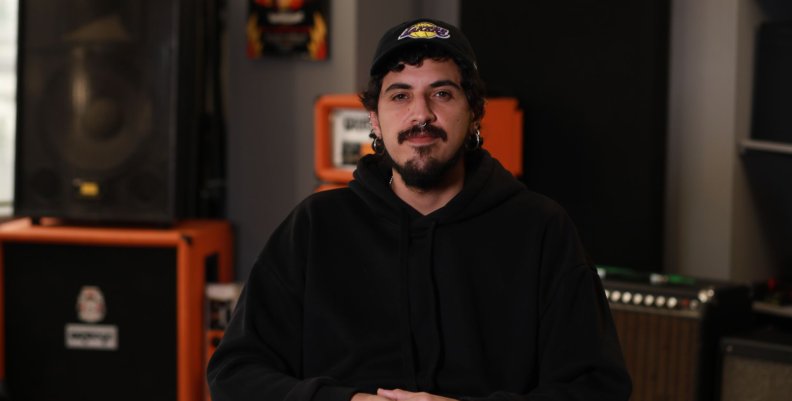 Telebit Un hombre con hoodie negro y gorra en un estudio de grabación