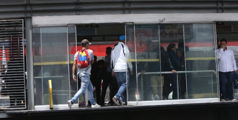 TransMilenio Una estación de bus con personas adentro