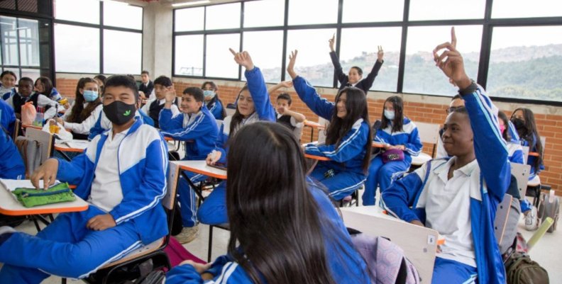 Jornada escolar en Bogotá Un salón lleno de estudiantes con sudaderas azules
