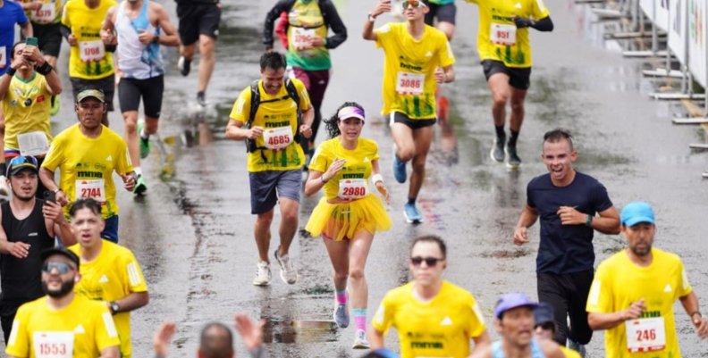 Personas corriendo sobre una calle