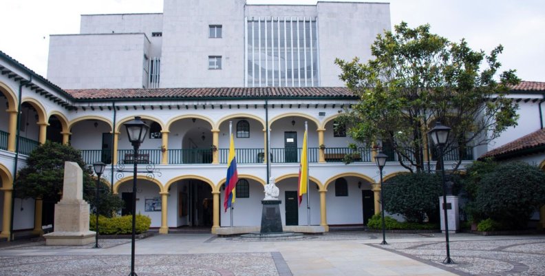 Concejo de Bogotá Un edificio con estilo neoclásico color blanco