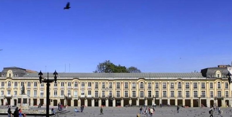 Palacio de Liévano Edificio de color blanco con muchas ventanas. Arriba se ve el cielo azul