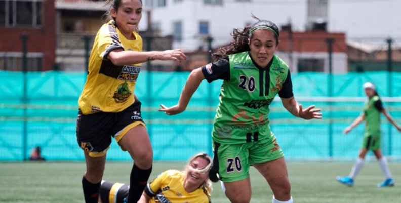 Copa Nottingham Una mujer de uniforme amarillo corriendo al lado de una mujer de uniforme verde