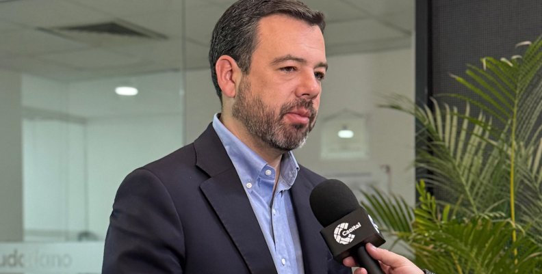 Alcalde Carlos Fernando Galán Hombre con traje negro y camisa azul hablándole a un micrófono