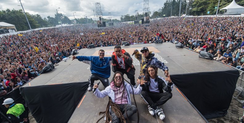 Hip Hop al Parque Un grupo de Hip Hop sobre una tarima. Al frente una gran multitud de personas