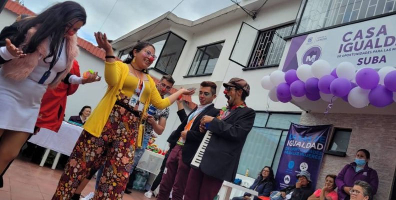 Casa de Igualdad de Oportunidades Mujeres en frente de una casa blanca