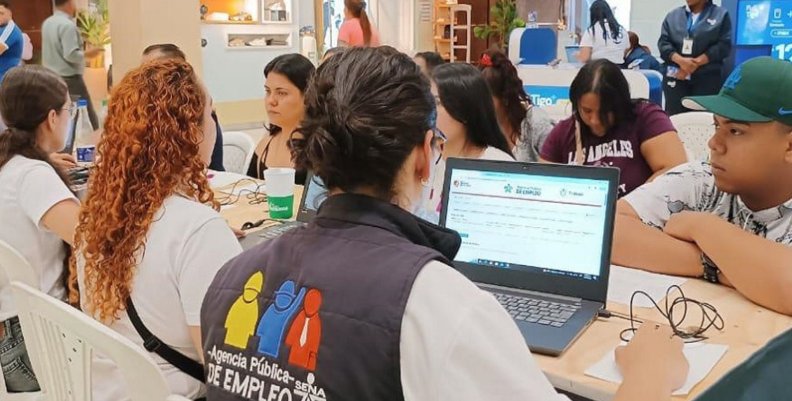 SENA Una mujer en un escritorio con un computador