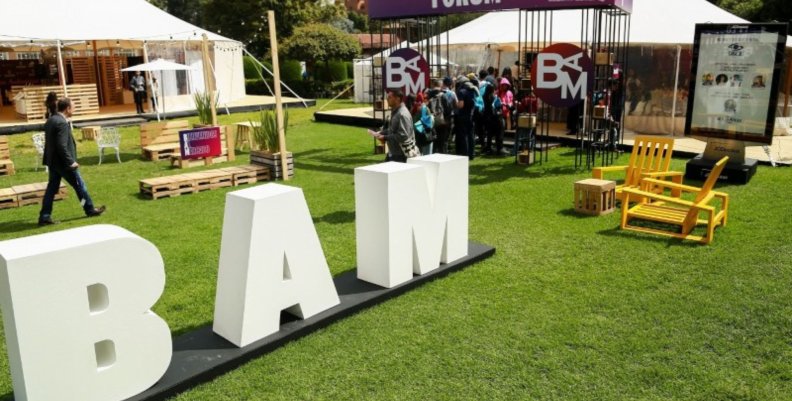 BAM Un letrero blanco que dice: BAM