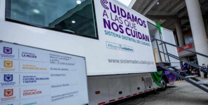 Camión blanco con logotipos de las Manzanas del Cuidado.