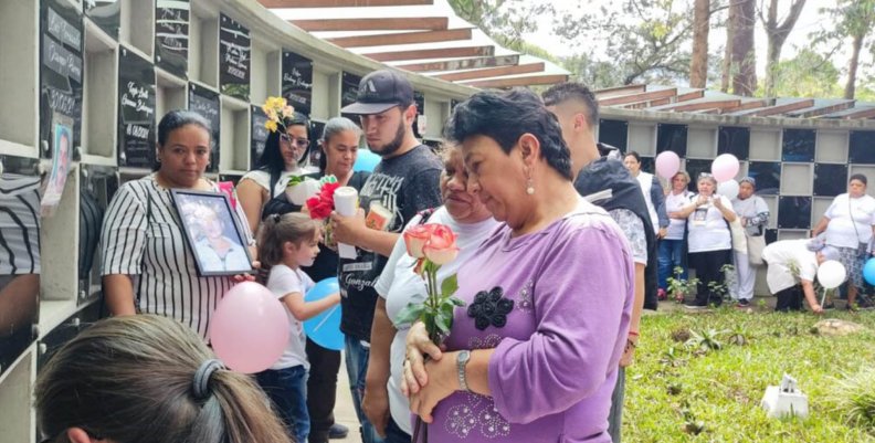 Familia de desaparecido por el conflicto armado Madre de vítima desaparecida en cementerio