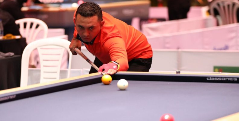 Billar Hombre jugando billar en una mesa azul