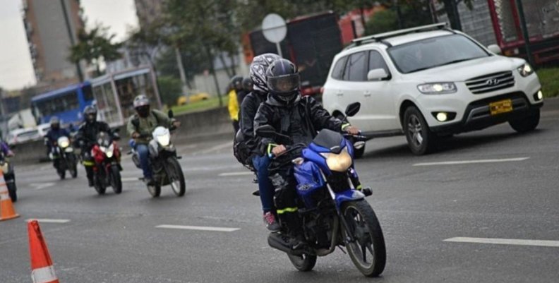 Parrillero en Bogotá Dos hombres conduciendo una moto azul