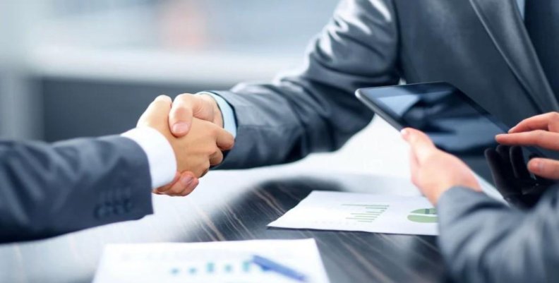 Empresarios Dos hombres con traje dándose la mano