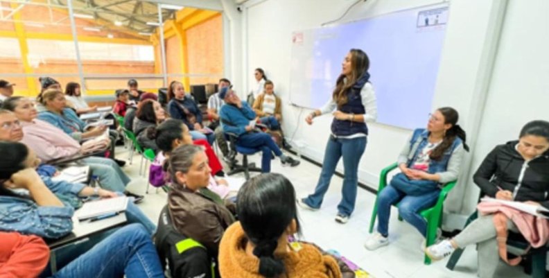 Cursos gratis en Bogotá Una sala llena de estudiantes