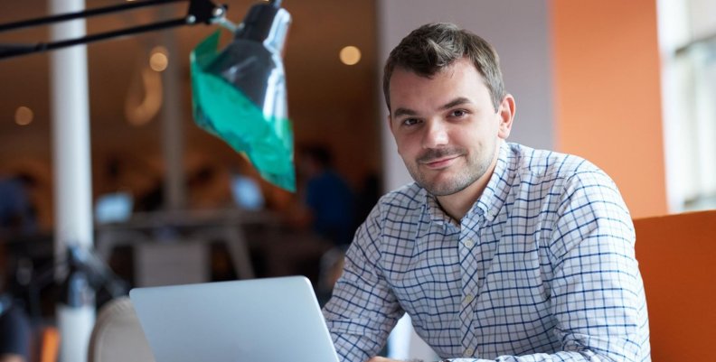 Cursos gratis Hombre frente a un computador