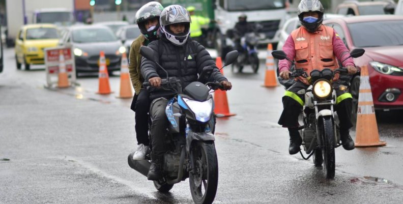 Motos en Bogotá Dos motociclistas rodando en la calle