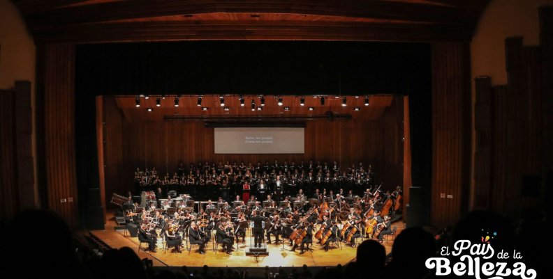 Orquesta Filarmónica en el auditorio León de Greiff