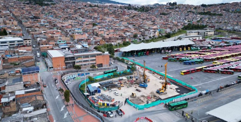 TransMiCable San Cristóbal Obra en construcción: hay grúas amarillas y materiales dispersados