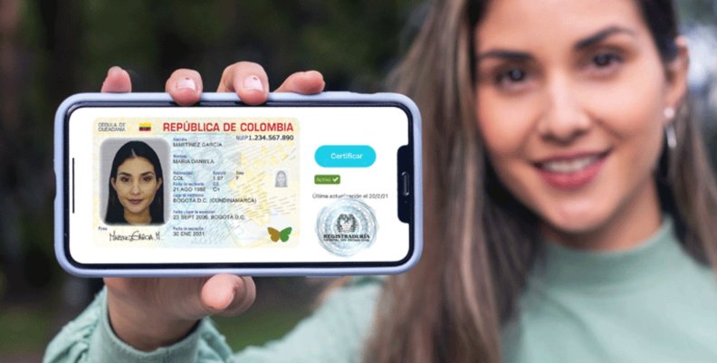 Cédula digital Mujer sosteniendo un celular en su mano con su cédula digital en la pantalla