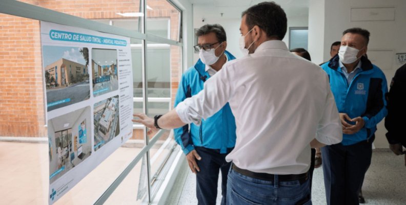 Alerta hospitalaria en Bogotá Tres hombres con chaquetas azules y tapabocas