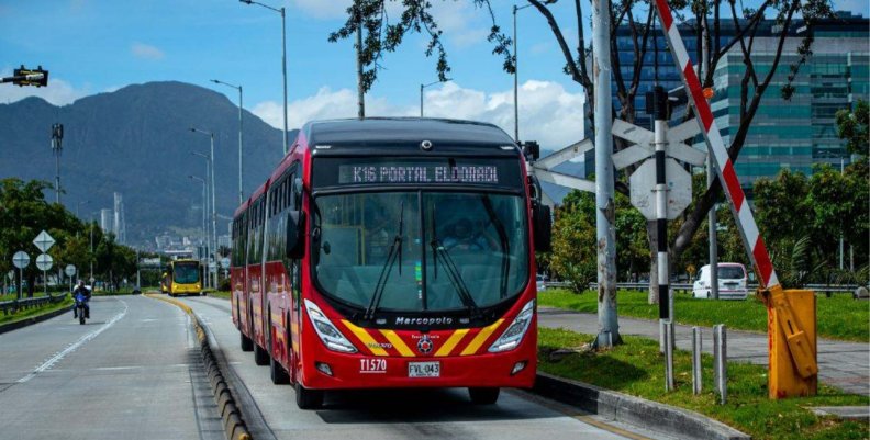 TransMilenio Bus rojo de TransMilenio sobre la calle
