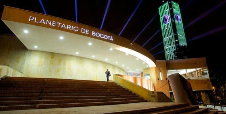 Planetario de Bogotá Fachada del Planetario de Bogotá de noche
