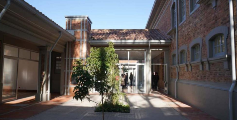 Hospital San Juan de Dios Un edificio de ladrillos con marquesina blanca