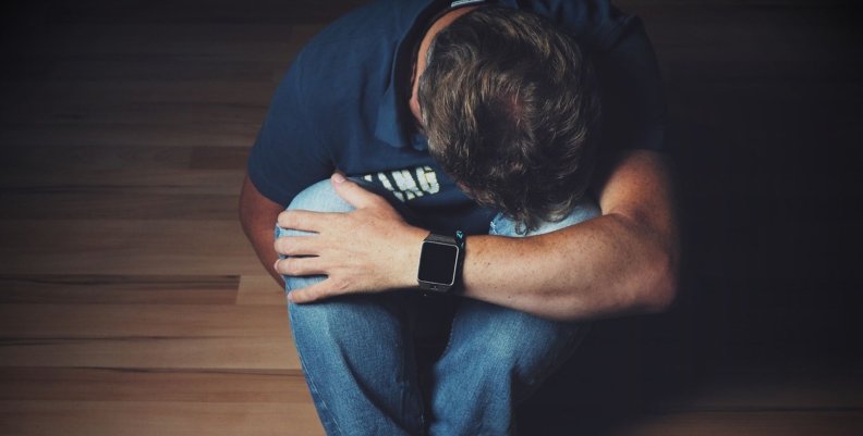 Salud mental Hombre en posición fetal